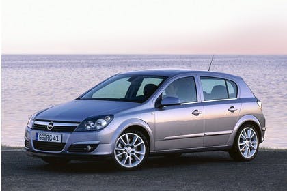 Opel Astra H 5Türer Aussenansicht Front schräg statisch silber