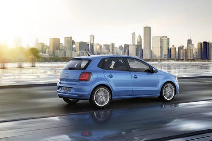 VW Polo 6R Facelift Fünftürer Aussenansicht Heck schräg dynamisch blau
