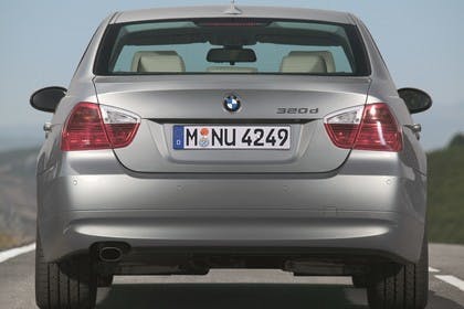 BMW 3er Limousine Aussenansicht Heck statisch grau