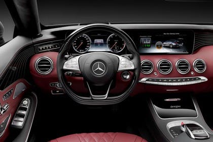 Mercedes-Benz S-Klasse Cabriolet A207 Innenansicht Vordersitze und Armaturenbrett fahrerseitig