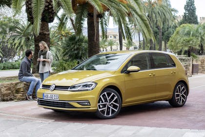 VW Golf 7 Facelift Aussenansicht Front schräg statisch gold