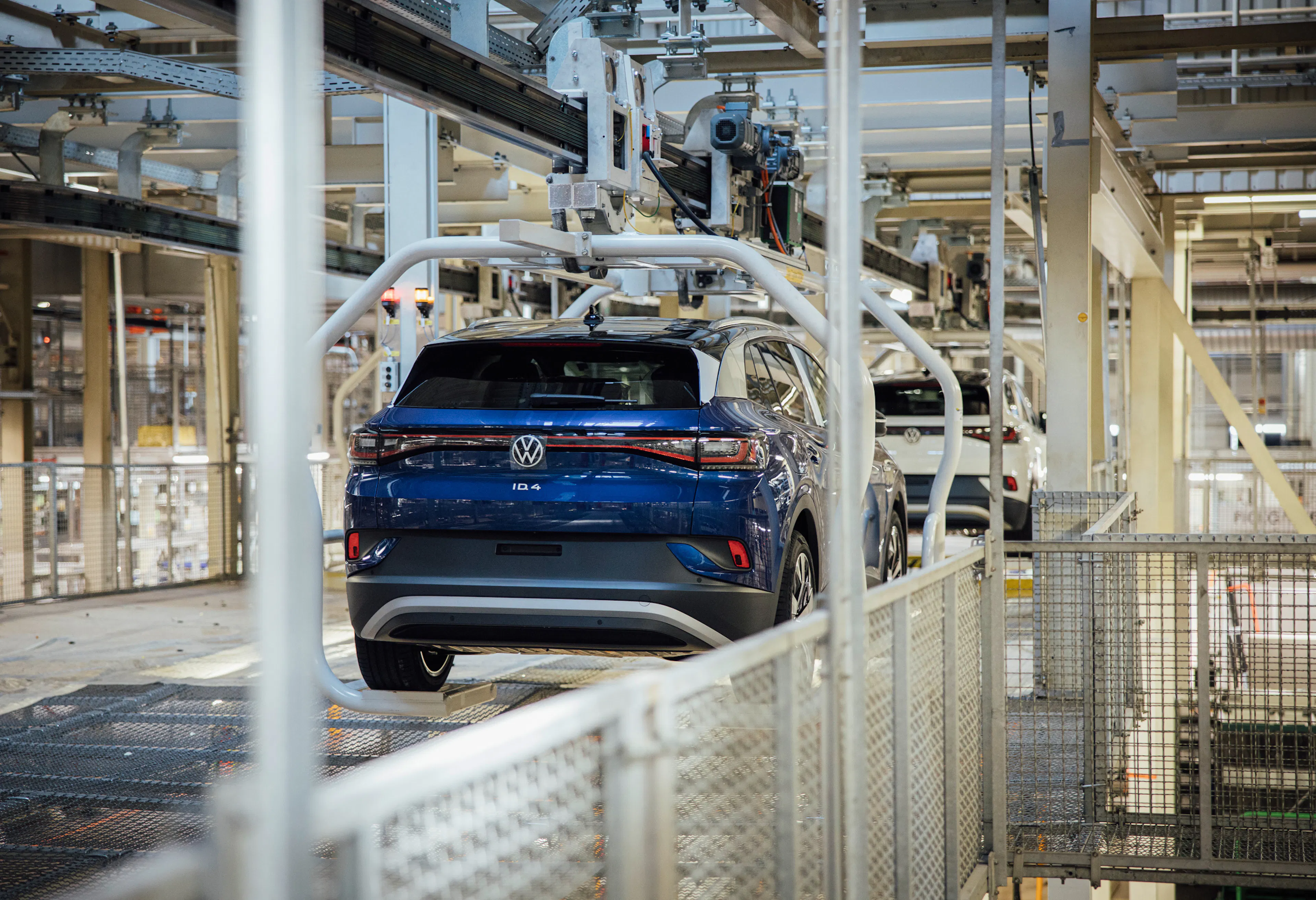 Ein blauer VW ID.4 auf der Produktionsstrecke in einer VW-Fabrik.