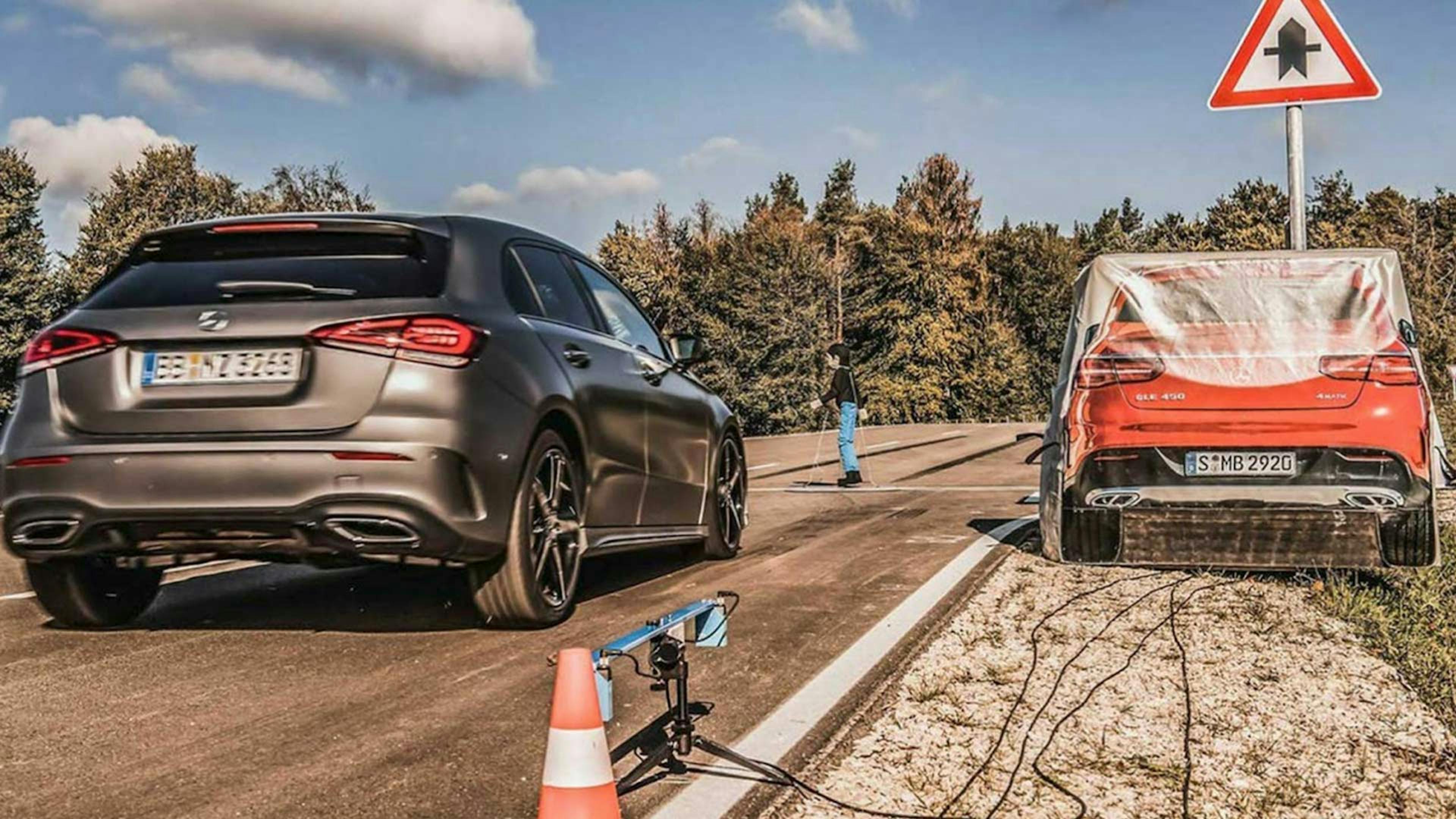 Aufbau eines Bremstests mit einem silbernen Pkw, der eine Gefahrenbremsung macht