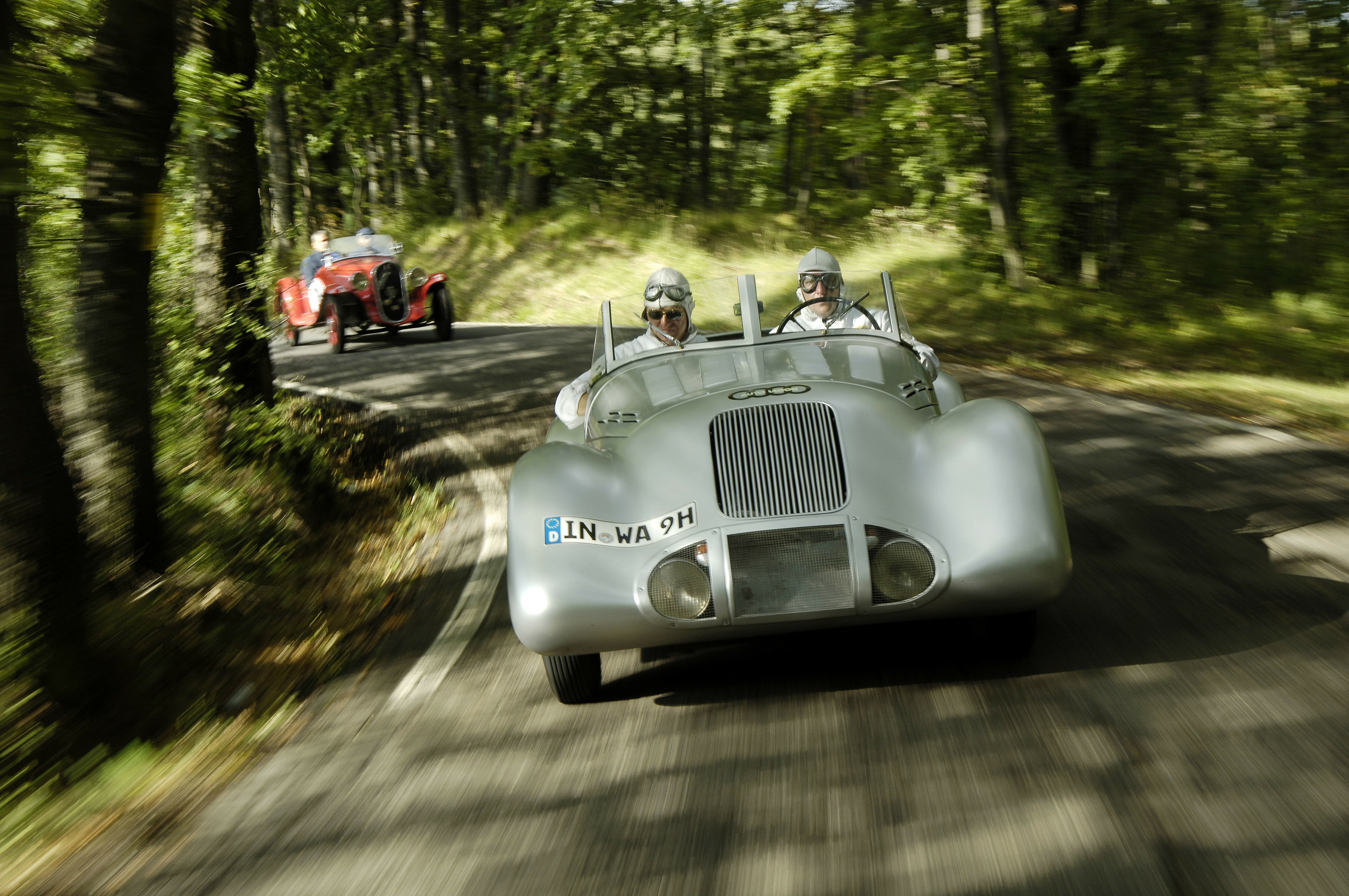 Zwei Fahrer in Schutzausrüstung bei einer Oldtimer-Ausfahrt mit einem Auto Union Wanderer Stromlinie Spezial