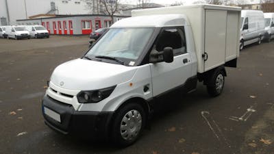 Ein weißer Streetscooter Elektrotransporter parkt am Straßenrand