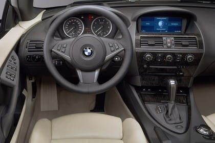 BMW 6er Cabriolet E64 Innenansicht statisch Studio Vordersitze und Armaturenbrett fahrerseitig