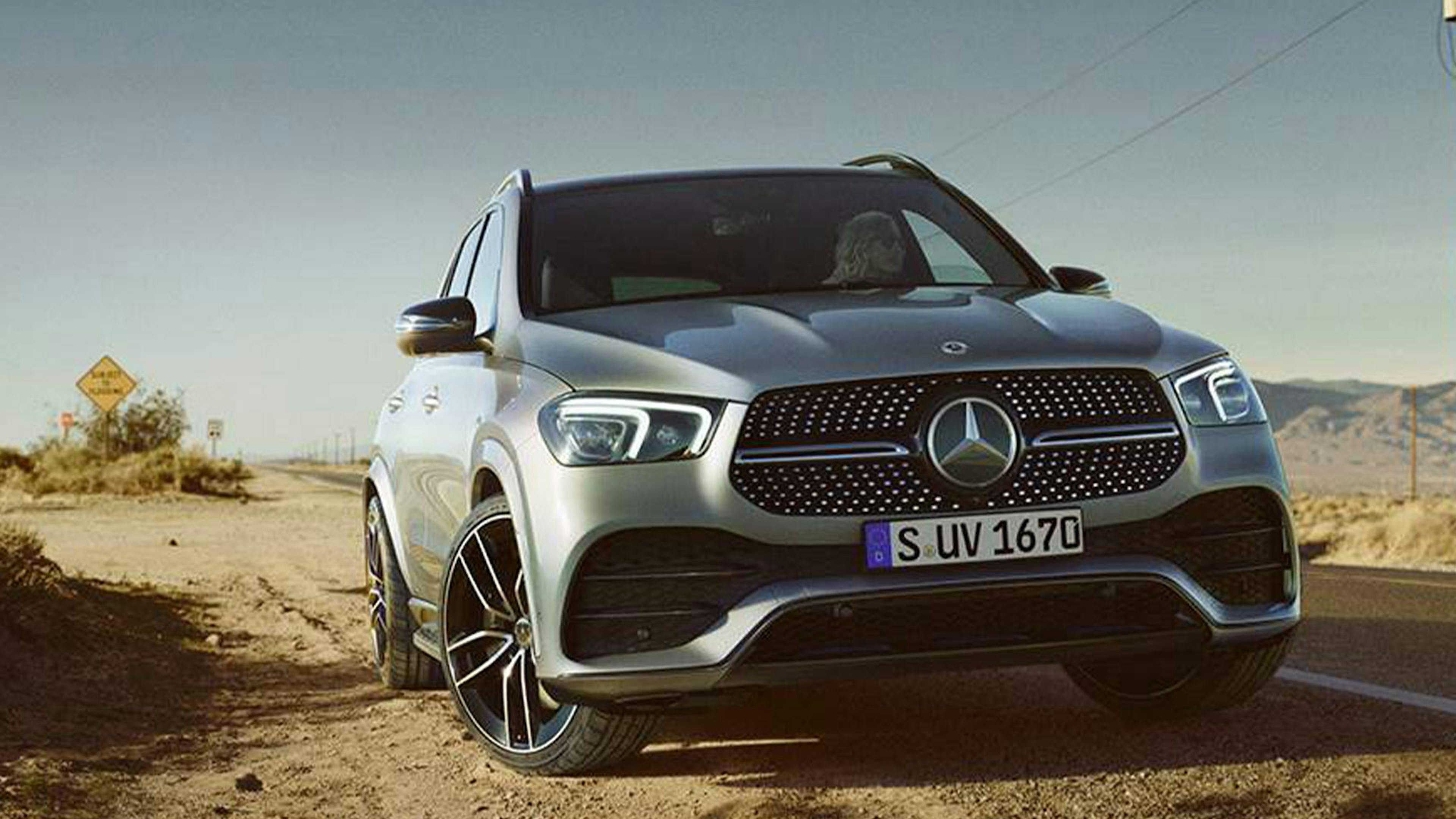 Ein silberner Mercedes GLE steht am Rand einer Landstraße