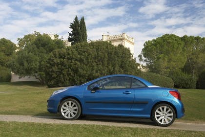 Peugeot 207 CC W Aussenansicht Seite schräg statisch blau
