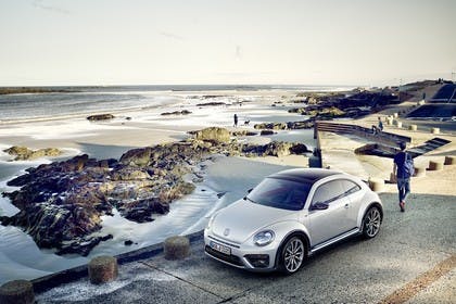 VW Beetle Aussenansicht Front schräg erhöht statisch weiss