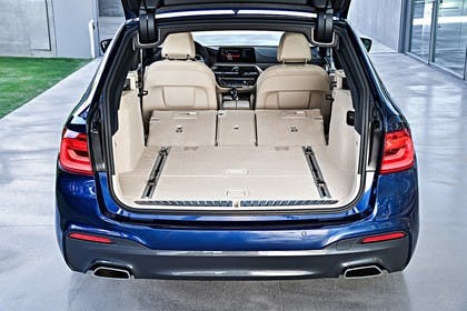 BMW 5er G31 Touring Aussenansicht Heck Kofferraum geöffnet Rückbank umgeklappt statisch blau