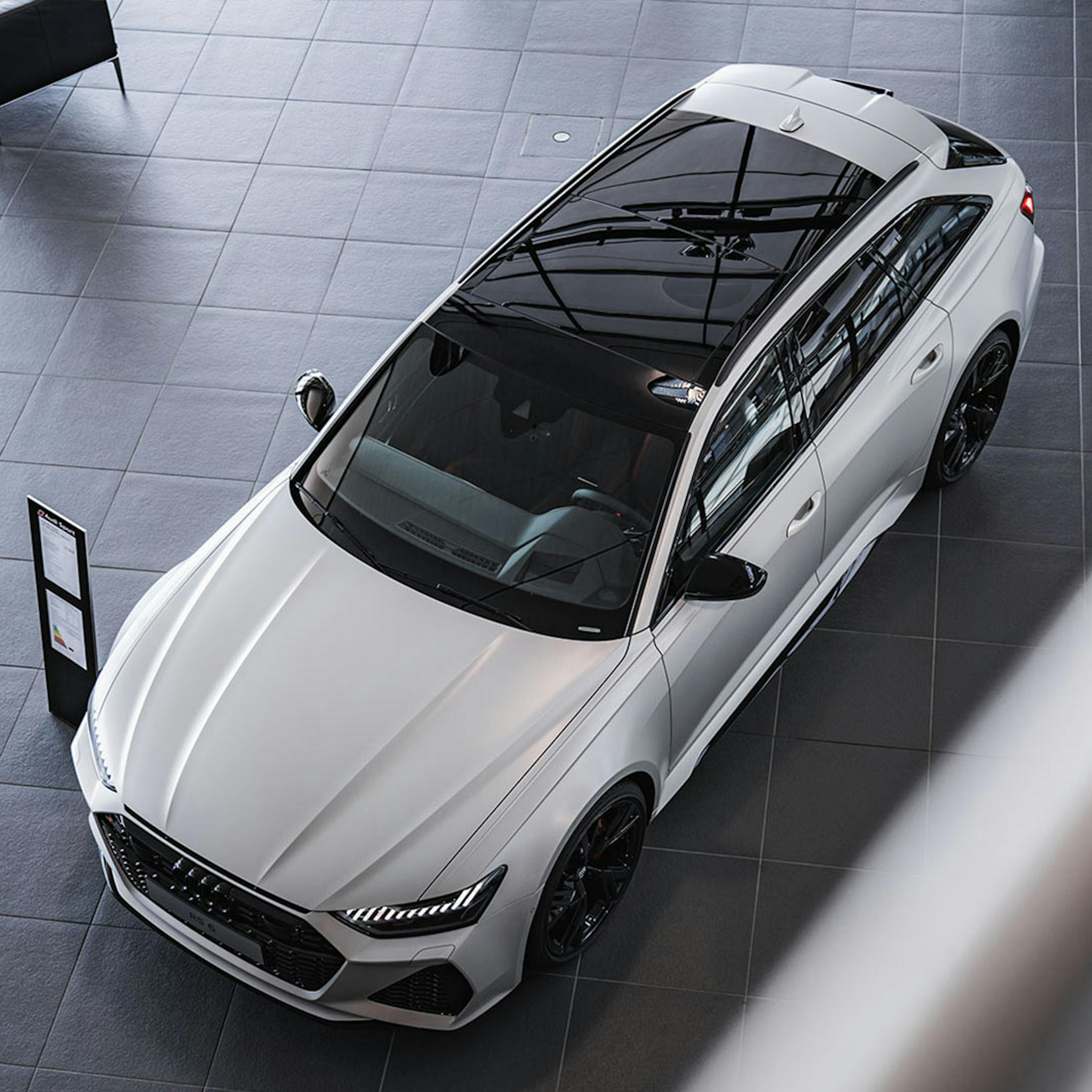 Ein silberner Audi steht im Showroom eines Autohauses.