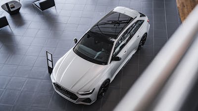 Ein silberner Audi steht im Showroom eines Autohauses.