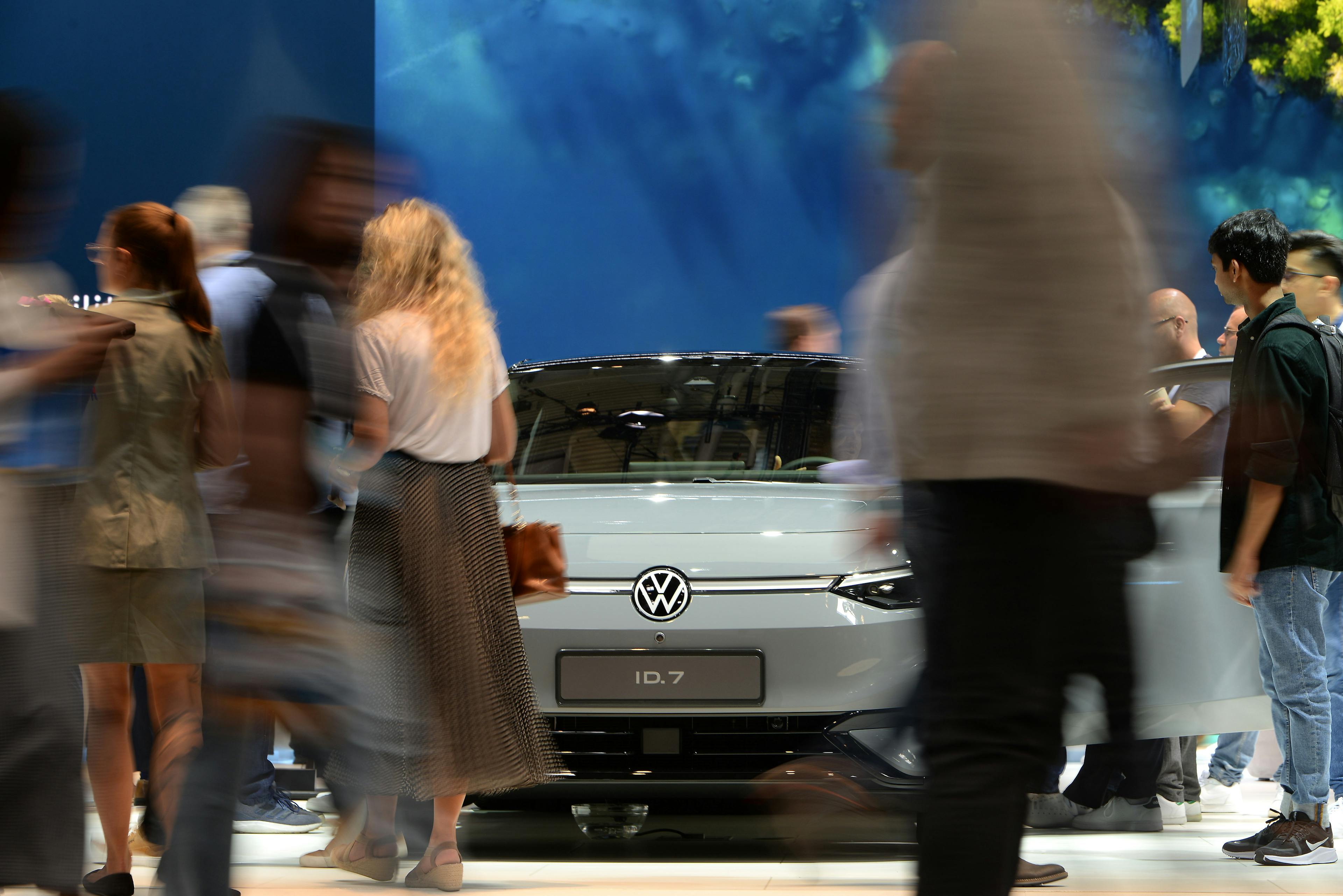 Besucher der IAA vor dem neuen VW ID.7