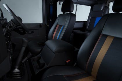 Land Rover Defender Dreitürer Studio Innenansicht Vordersitze statisch schwarz