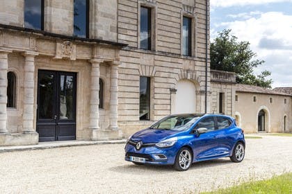 Renault Clio 4 Aussenansicht Front schräg statisch blau