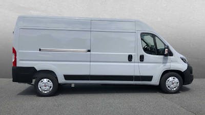 Seitenansicht eines weißen Fiat E-Ducato, der vor einer weißen Wand steht
