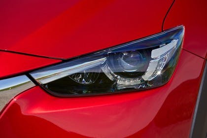 Mazda CX-3 DJ1 Aussenansicht Front schräg statisch Detail Scheinwerfer links rot