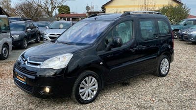 Ein schwarzer Citroën Berlingo steht auf einem Parkplatz mit diversen anderen Pkws