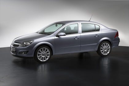Opel Astra H Limousine Facelift Aussenansicht Seite Studio statisch silber