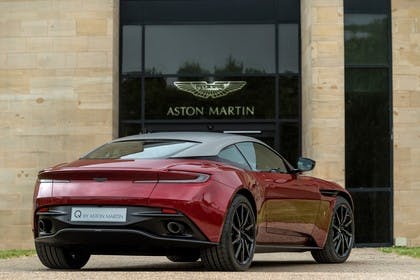 Aston Martin DB11 Aussenansicht Heck schräg statisch rot