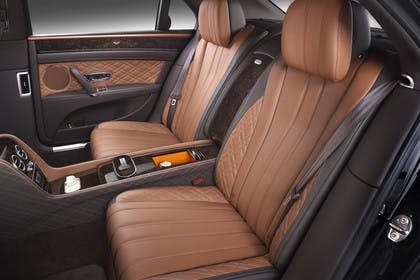 Bentley Flying Spur Innenansicht statisch Studio Rücksitze fahrerseitig
