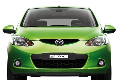 Mazda 2 DE Aussenansicht Studio Front statisch grün
