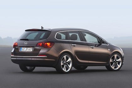 Opel Astra J Sports Tourer Facelift Aussenansicht Heck schräg statisch braun
