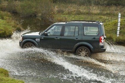 Land Rover Discovery 3/4 Aussenansicht Seite dynamisch grün