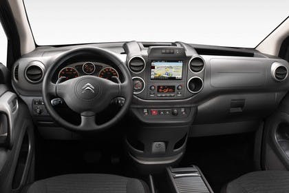 Citroën Berlingo Multispace 7 Innenansicht statisch Studio Vordersitze und Armaturenbrett fahrerseitig