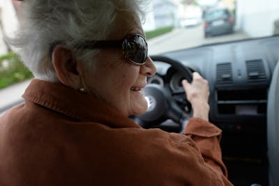Ältere Dame am Steuer.