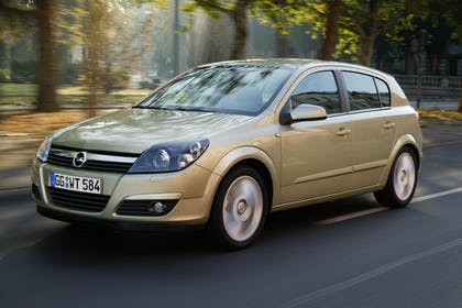 Opel Astra H Caravan Aussenansicht Front schräg dynamisch gold