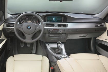 BMW 3er Limousine Innenansicht statisch Studio Vordersitze und Armaturenbrett