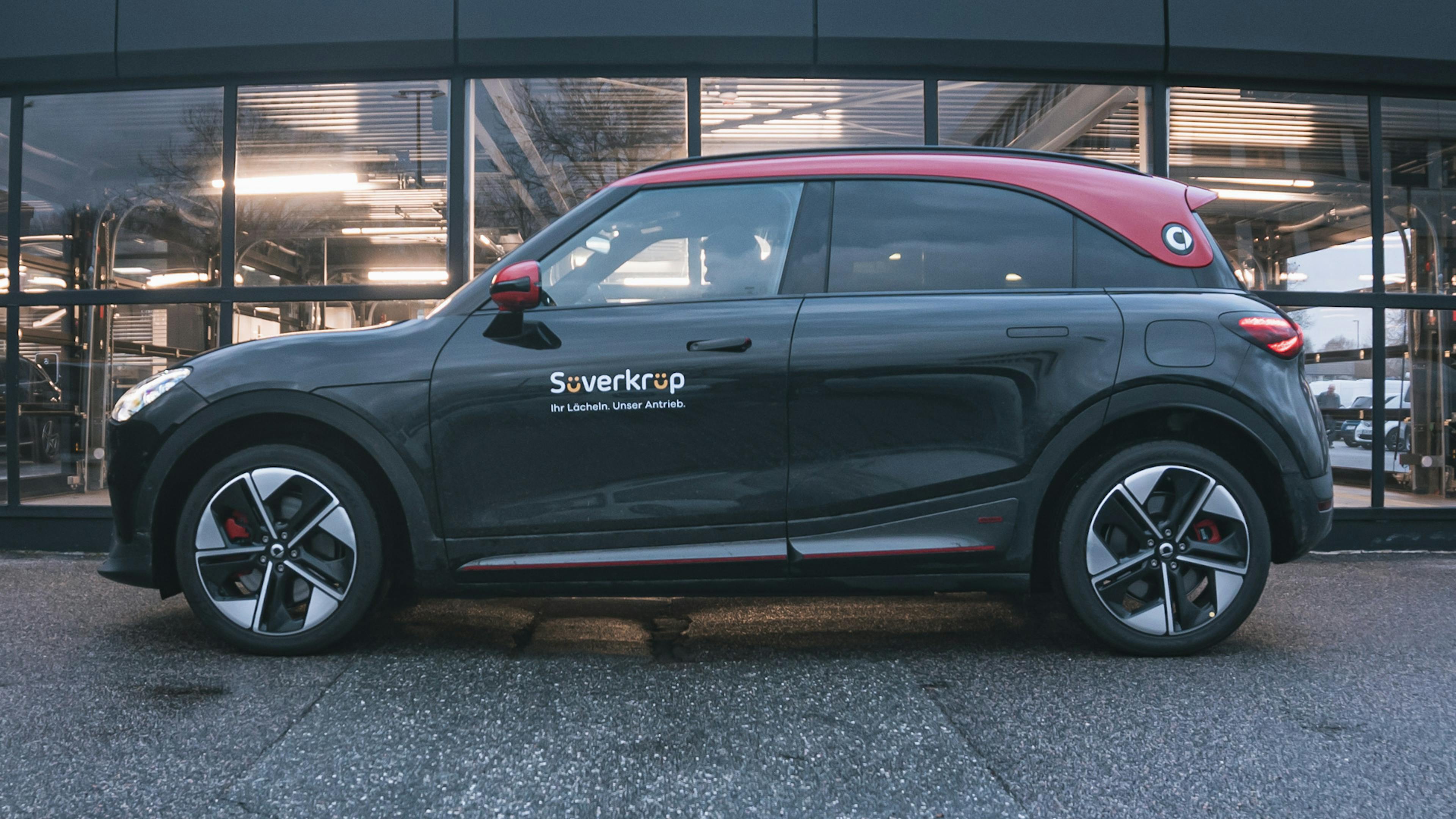 Die Seitenansicht eines schwarz-roten Smart #1 Brabus.