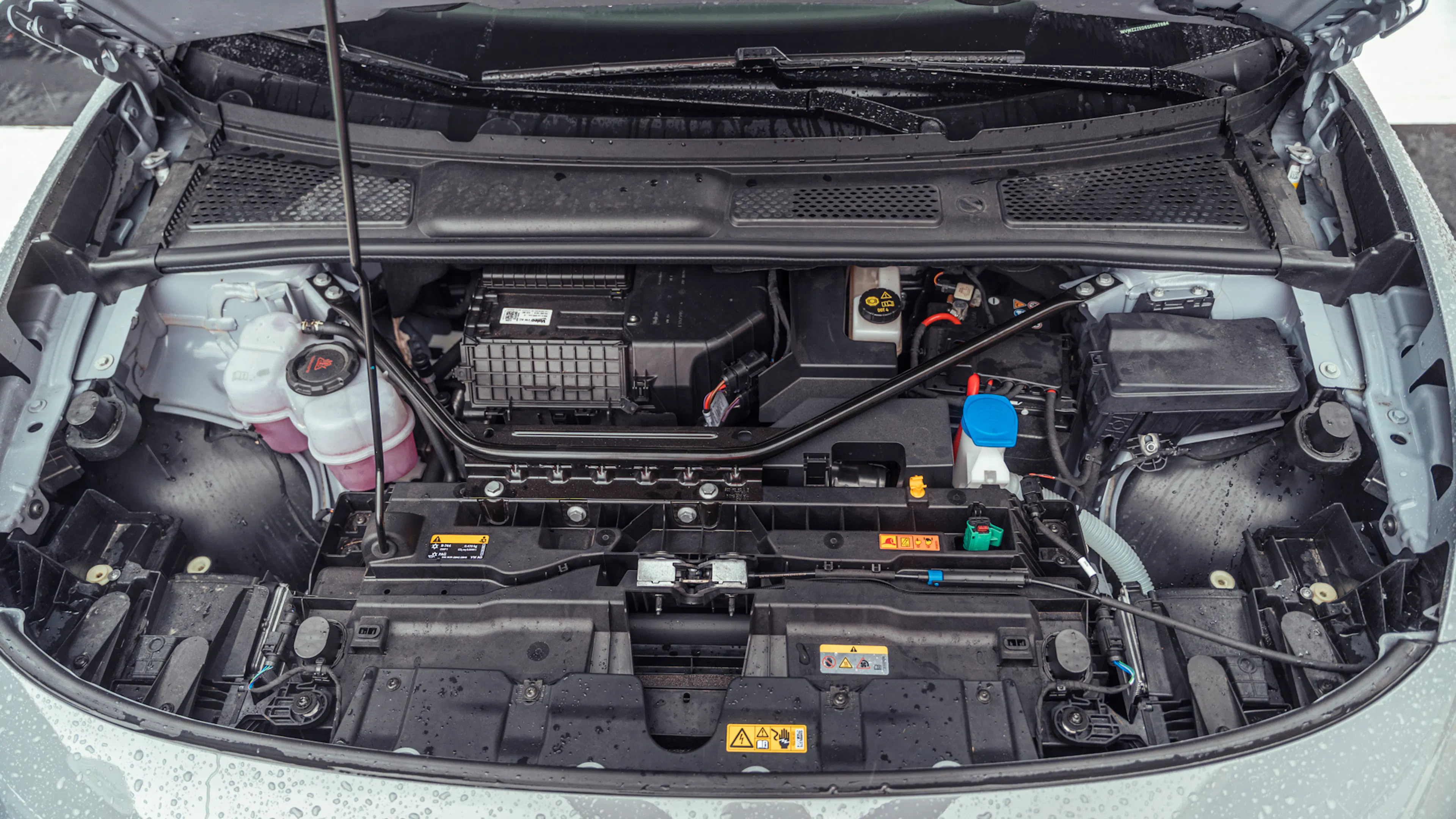 Geöffneter vorderer Fahrzeugbereich des VW ID.7 Tourer GTX mit sichtbaren technischen Komponenten.