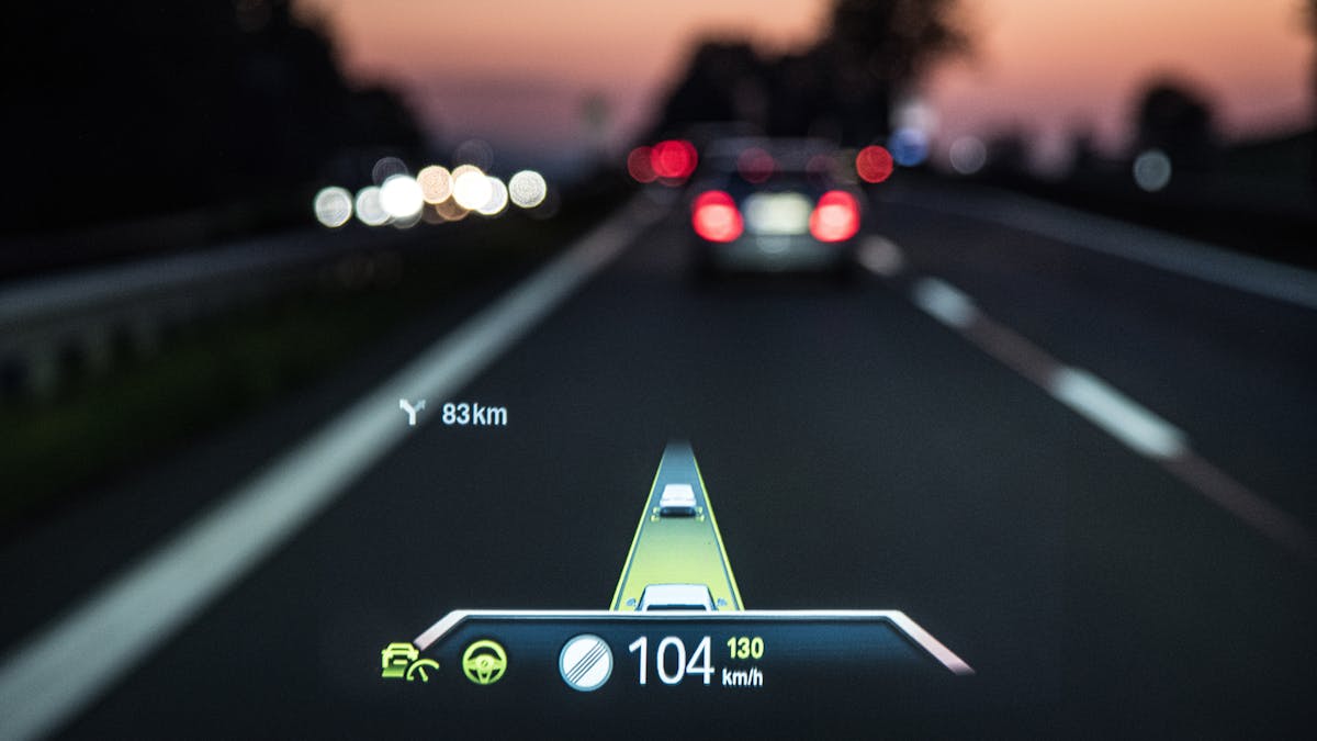 Blick auf die digitale Anzeige im Cockpit eines BMW, in dem das Fahrassistenzsystem Cruise Control aktiviert ist