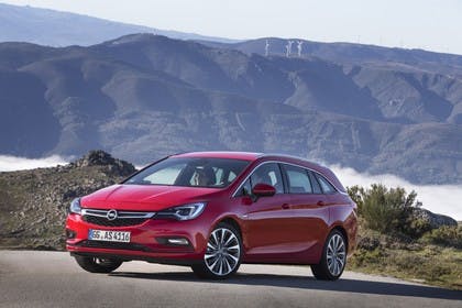 Opel Astra K Sports Tourer Aussenansicht Front schräg statisch rot