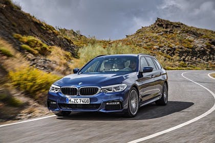 BMW 5er G31 Touring Aussenansicht Front schräg dynamisch blau