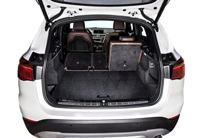 BMW X1 F48 Facelift Innenansicht Kofferraum offen 2/3 Rücksitzbank umgeklappt Studio statisch weiss