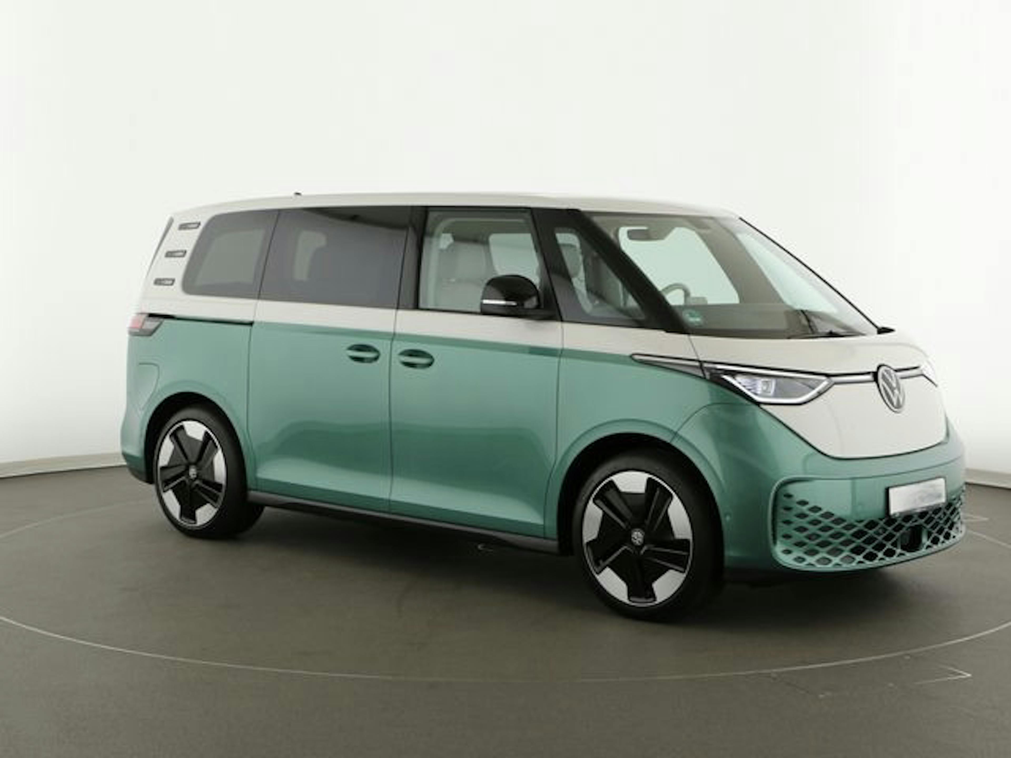Grüner VW ID. Buzz mit weißem Dach in einem Studio, Seitenansicht. Elektro-Van mit modernem Design und Retro-Elementen.