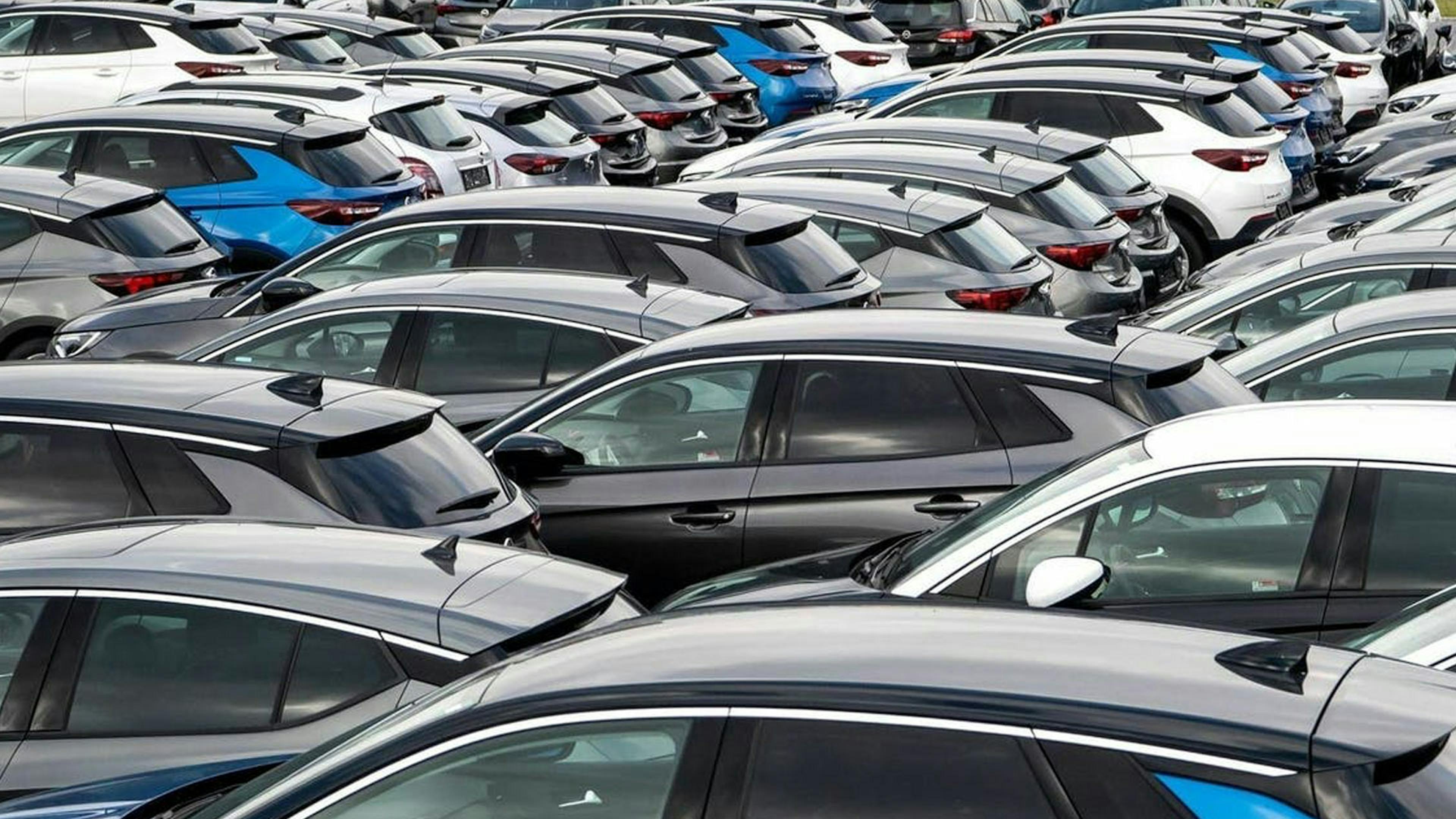 Blick auf einen Parkplatz voller Neuwagen.