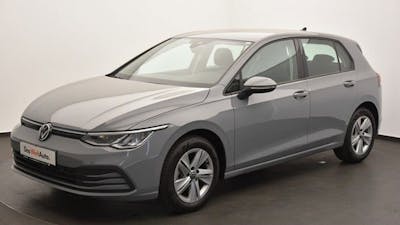 Ein grauer VW Golf 8 1.5 TGI steht in einem hellen Raum.