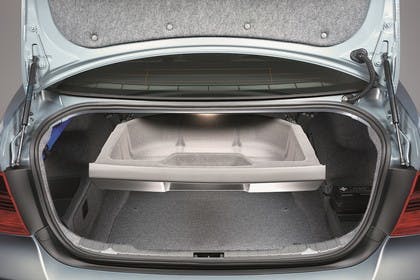 BMW 3er Limousine Innenansicht statisch Studio Kofferraum