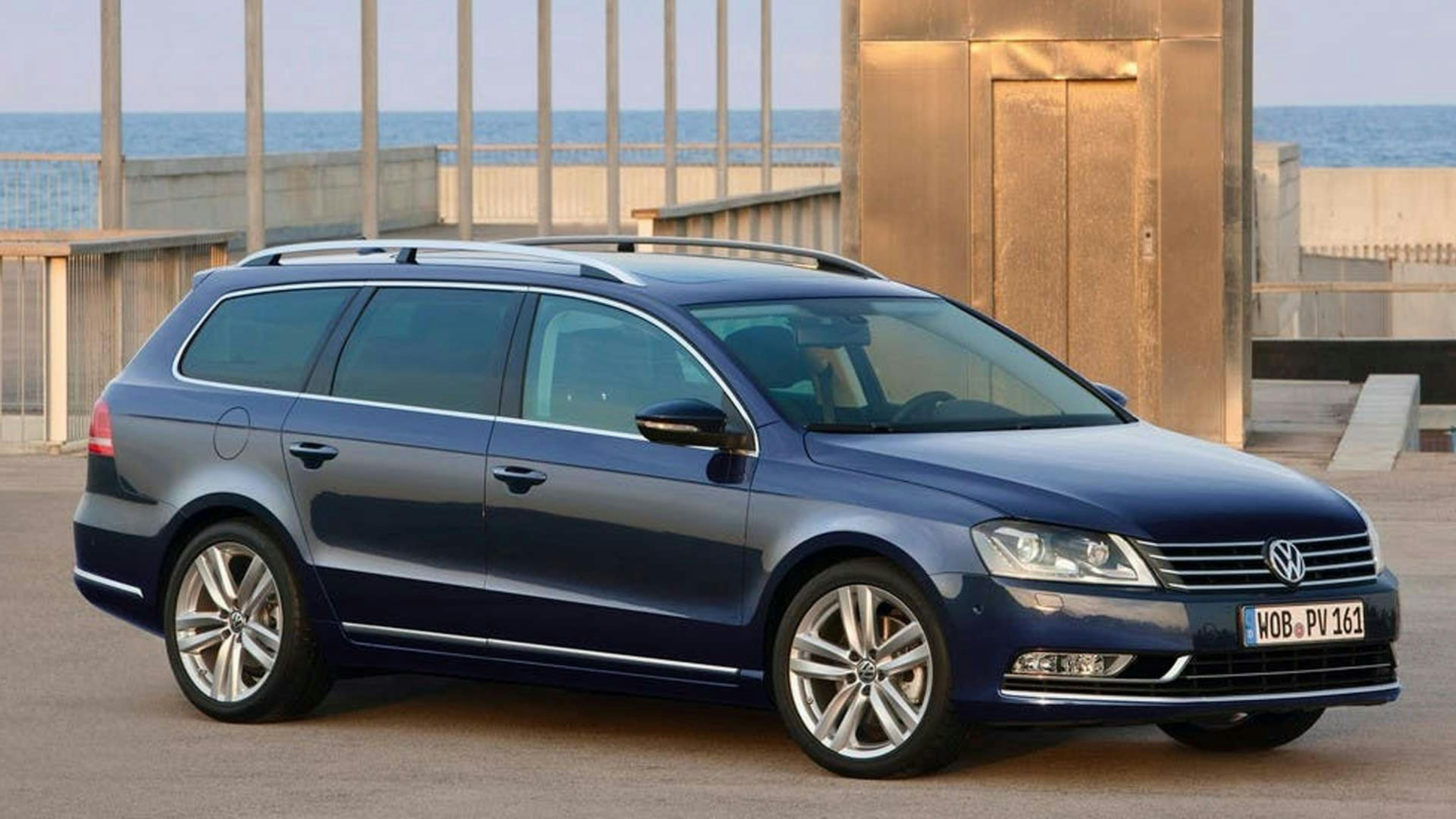 Ein schwarzer VW Passat B7 Kombi steht auf einem Hafengelände.