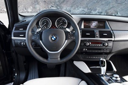 BMW X6 E71 Innenansicht statisch Vordersitze und Armaturenbrett fahrerseitig