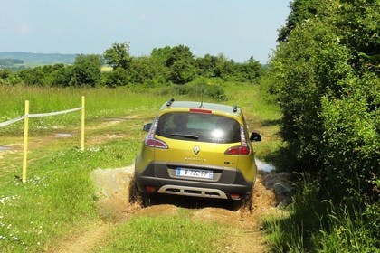 Renault Scenic XMOD JZ Facelift Aussenansicht Heck dynamisch gelb