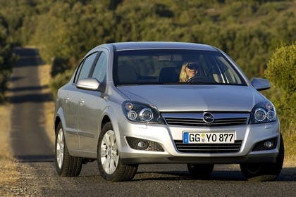 Opel Astra H Limousine Facelift Aussenansicht Front statisch silber