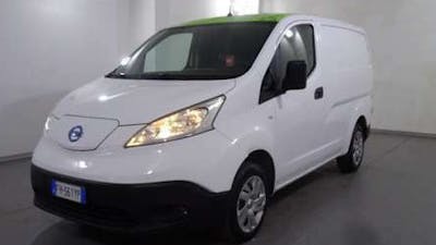 Ein weißer Nissan e-NV 200 Elektrotransporter steht vor einer weißen Wand