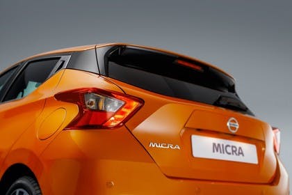 Nissan Micra K14 Aussenansicht Heck schräg statisch Studio orange