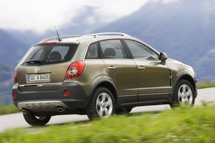 Opel Antara L-A Aussenansicht Heck schräg dynamisch grün