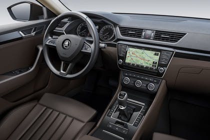 Skoda Superb Limousine 3V Innenansicht Studio Fahrersitz und Armaturenbrett statisch